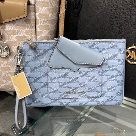 MICHAEL KORS JET SET ITEM LG 2 in 1 CARD CASE & WRISTLET
Pale Blue - Picture 16 of 16
